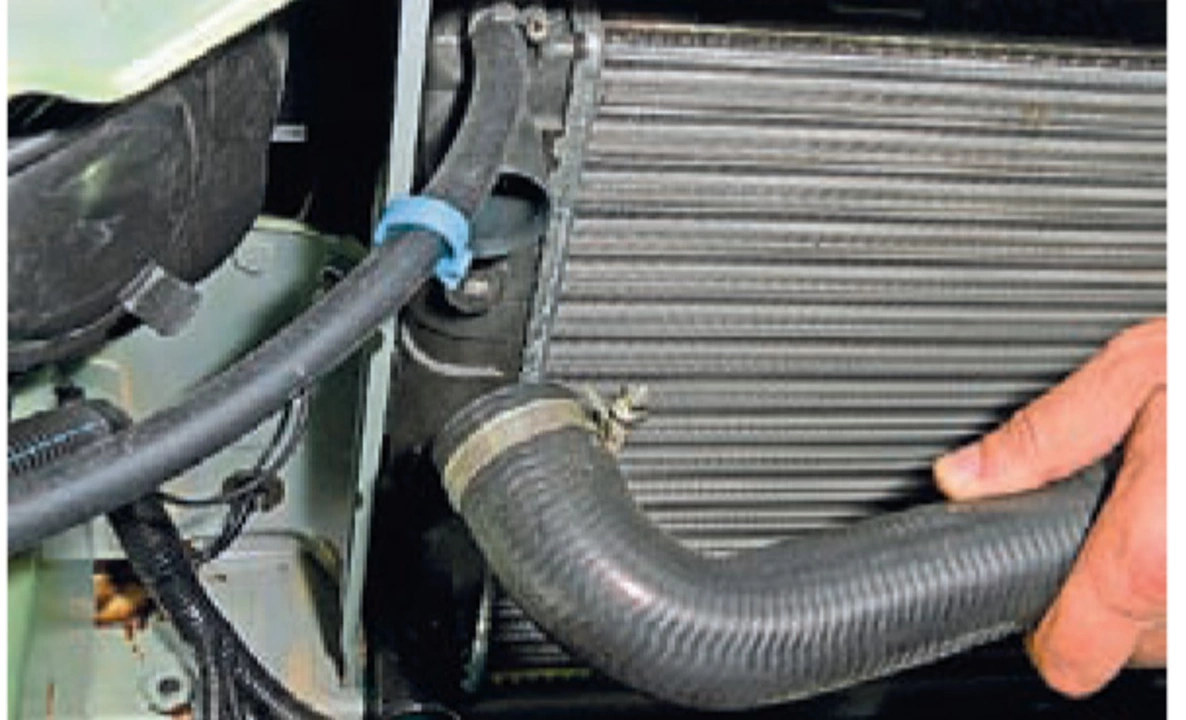 Как снять нижний радиаторный шланг на автомобиле?