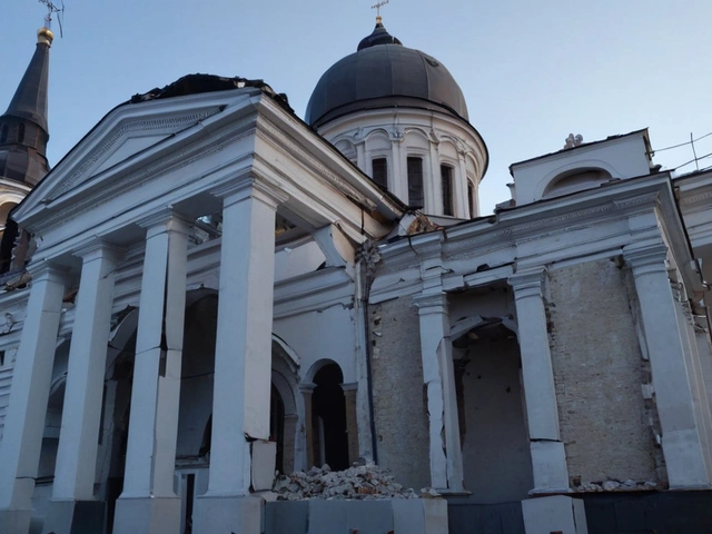 Частичное восстановление крыши Спасо-Преображенского собора в Одессе после обстрела